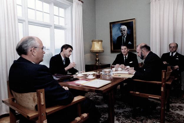 IMAGO History, Bedeutende Gipfeltreffen, Reykjavik 1986, Michail Gorbatschow und Ronald Reagan