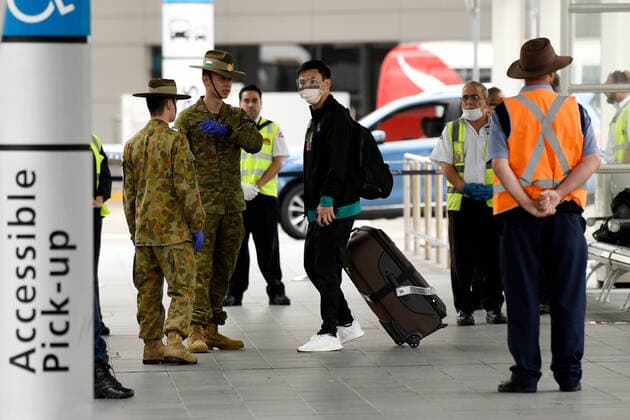 Coronavirus in Australien, Soldaten kontrollieren zurückkehrende Touristen am Flughafen von Sydney