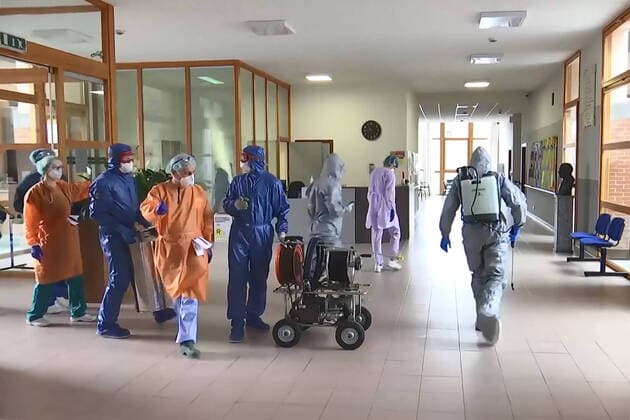 Coronavirus in Italien, Russische Einsatzkräfte unterstützen die Desinfektion eines Altenheims