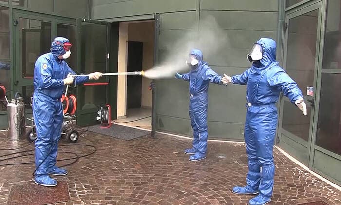 Coronavirus, Italien, Russische Spezialisten helfen bei Desinfektion in Vertova