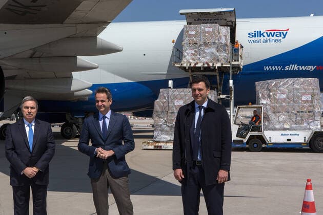 Coronavirus, Griechenland, Premierminister Kyriakos Mitsotakis empfängt Schutzmasken aus China