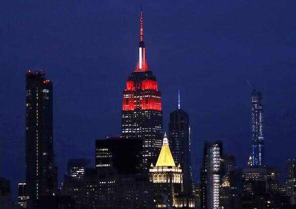 Coronavirus in den USA, Empire State Building in New York erleuchtet in rot