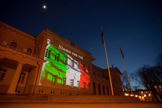 Coronavirus in Litauen, Gebäude in Vilnius in den Farben der Tricolore aus Solidarität mit Italien