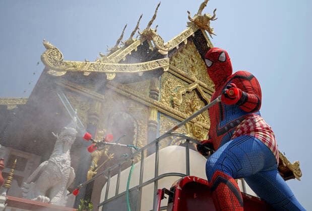 Coronavirus in Thailand, Helfer im Spiderman-Kostüm bei Desinfektionsmaßnahmen in Bangkok