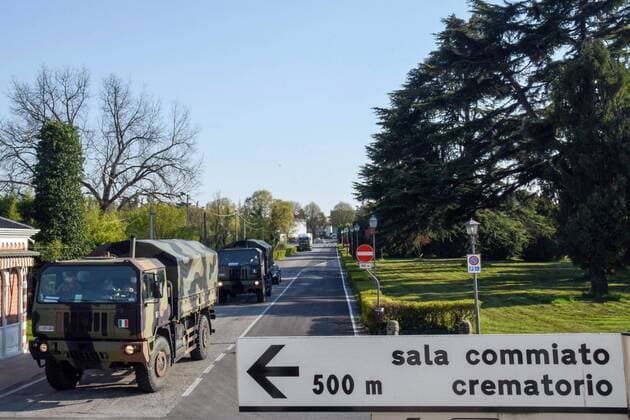 Coronavirus in Italien, LKW der Armee transportieren die Corona-Toten in Bergamo ab