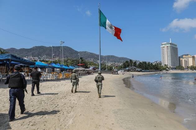 Coronavirus in Mexiko, Soldaten überwachen die Einhaltung der Ausgangssperre am Strand von Acapulco
