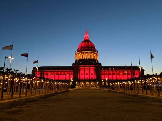Coronavirus in den USA, Rathaus in San Francisco erleuchtet in spanischen Farben