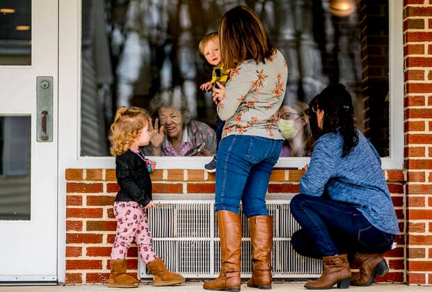 Coronavirus in den USA, Familie besucht Angehörige in Altenheim in Rising Sun, Maryland