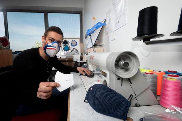 Coronavirus in Frankreich, Startup-Gründer Simon Sow näht individuelle Mundschutzmasken