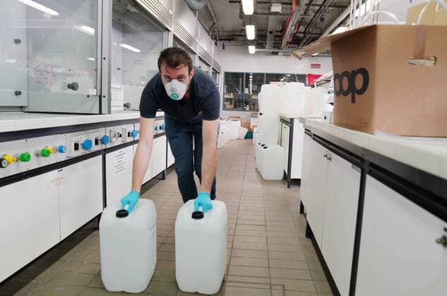 Coronavirus in Italien, Doktoranten der Universität von Mailand produzieren Desinfektionsgel