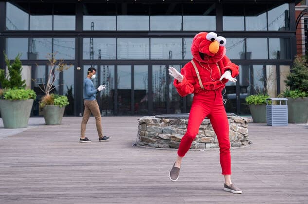 Coronavirus in den USA, You-Tuber im Elmo-Kostüm tanzt während der Coronakrise in Washington