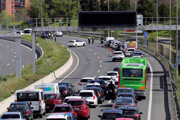 Coronavirus in Spanien, Guardia Civil kontrolliert Fahrzeuge auf dem Weg in die Osterferien