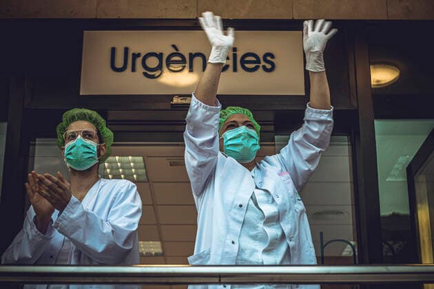 Coronavirus in Spanien, Pflegekräfte bedanken sich für den Applaus von den Balkonen