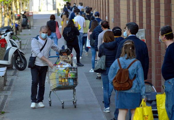 Coronavirus in Italien, Kunden stehen Schlange bei Erledigung der Ostereinkäufe