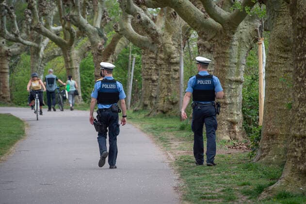 Coronavirus, Polizeistreifen kontrollieren Einhaltung der Verhaltensregeln in Saarbrücken