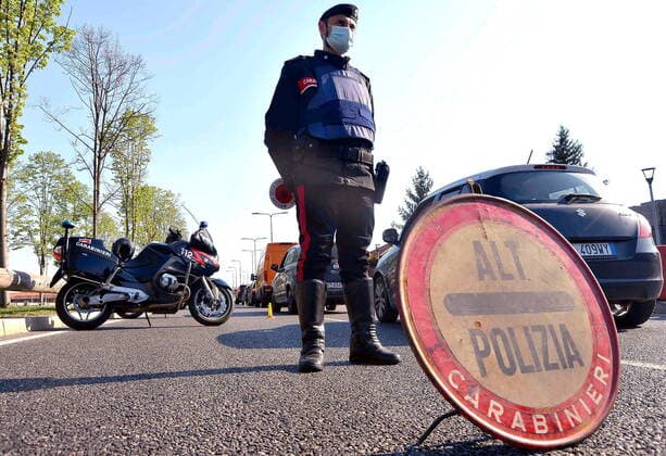 Coronavirus in Italien, Polizisten kontrollieren die Reiseeinschränkungen vor Ostern