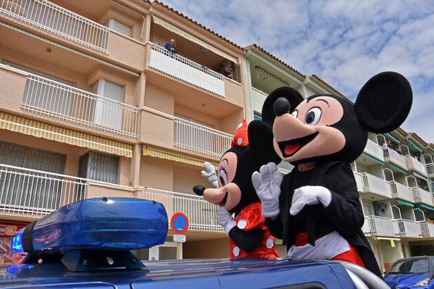 Coronavirus in Spanien, Mickey und Minnie Mouse sorgen für Ablenkung in El Vendrell