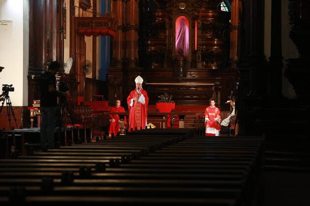 Coronavirus in Brasilien, Gottesdienst am Karfreitag in der Kathedrale in Campinas