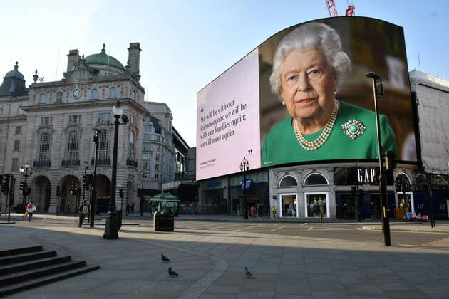 Coronavirus in Großbritannien, Billboard am Piccadilly Circus zeigt Queen Elizabeth II.