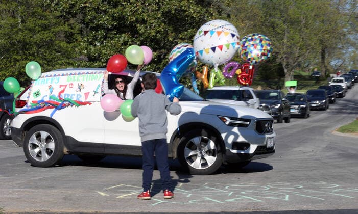 Coronavirus in den USA, Kindergeburtstag mit vorbeifahrenden Autos in Missouri