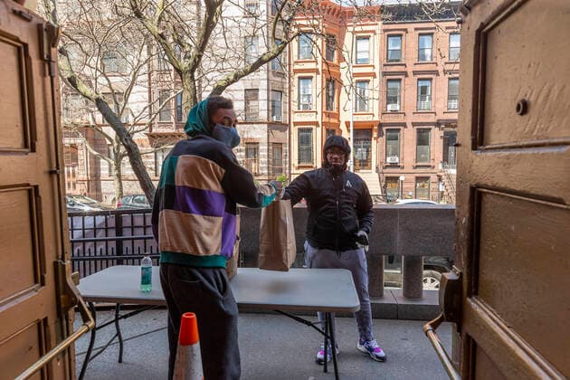 Coronavirus in den USA, Initiative in New York verteilt Essen an Bedürftige
