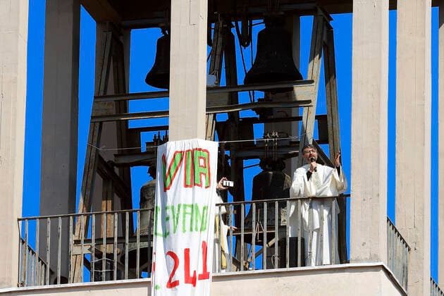 Coronavirus in Italien, Priester Maurizio Mirilli feiert Messe von einem Glockenturm in Rom