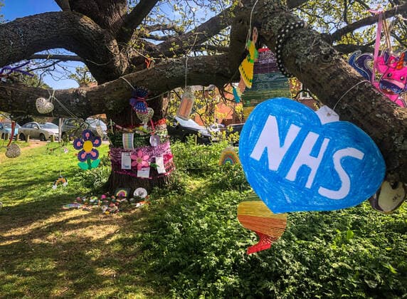 Coronavirus in Großbritannien, Geschmückter Baum zum Dank an das NHS in High Wycombe