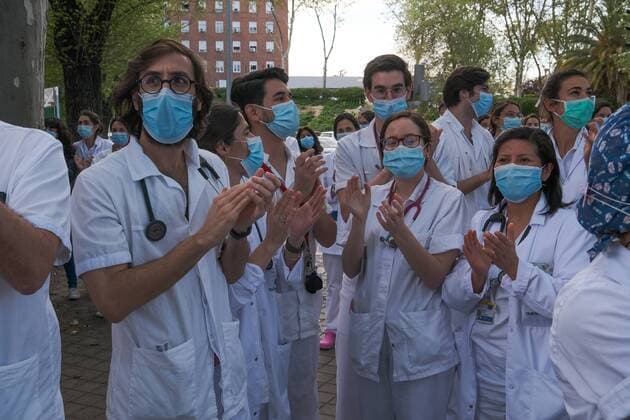 Coronavirus in Spanien, Pflegekräfte bedanken sich für den Applaus von den Balkonen in Madrid