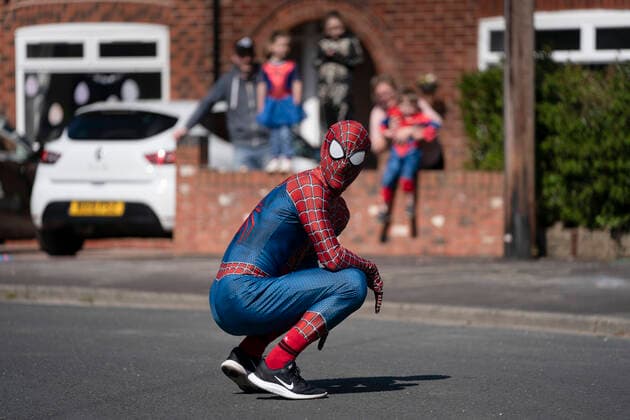 Coronavirus, Jason Baird besucht im Spiderman-Kostüm Kinder in Manchester