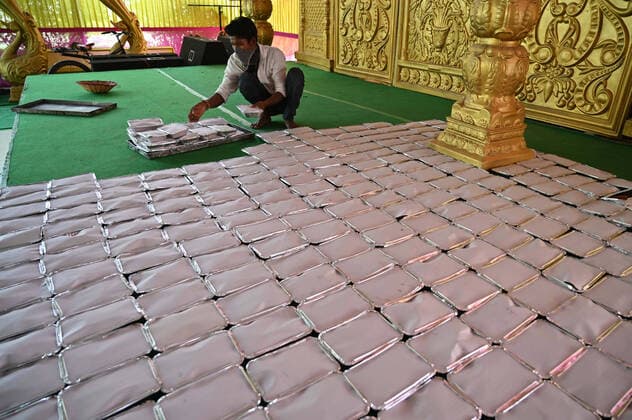 Coronavirus in Indien, Freiwillige verteilen Essenpakete an Bedürftige in Prayagraj