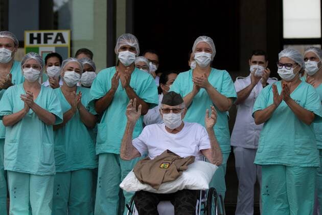 Coronavirus in Brasilien, Ermando Armelino Piveta verlässt unter Applaus das Armeekrankenhaus