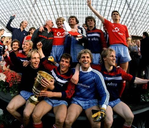 Fußball, DFB-Pokalfinale 1985 1986, FC Bayern München - VfB Stuttgart Pokalsieger 1986 Bayern, h.R.v.l.: Dieter Hoeneß, Ludwig Kögl, Trainer Udo Lattek, Sören Lerby, Co-Trainer Coordes, Frank Hartmann, Augenthaler,sitzend v.l.: Bertram Beierlorzer, Norbert Nachtweih, Michael Rummenigge, Matthäus, Jean-Marie Pfaff, Pflügler Fußball Herren DFB-Pokal, Saison 1985 1986, Finale, Endspiel, Bayern München - VfB Stuttgart 5:2 Totale Olympiastadion Berlin Glück, Harmonie, Begeisterung, Freude, Kameradschaft,