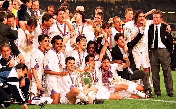 Champions League Sieger 1998 Real Madrid, hinten v. li.: Predrag Mijatovic, Fernando Hierro, Davor Suker, Fernando Redondo, Jose Amavisca, Jose Canizares, Savio, Jaime Fernandez, Bodo Illgner, Fernando Sanz, Jupp Heynckes... Fußball EC 1 Herren Champions League 1997 1998, Finale, Endspiel, Sieg, Sieger Totale AmsterdamArena Amsterdam Freude, Begeisterung
