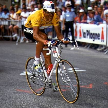 Hat sichtlich Spaß: Miguel Indurain (Spanien) im gelben Trikot Radsport Herren Tour De France 1995, Rad, Straße, Straßenrennen, Radrennsport, Radrennen, Straßenradsport, Profi Einzelbild Dynamik, Freude, Überlegenheit,