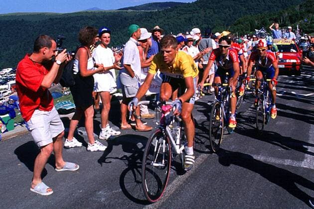 Jan Ullrich (Deutschland) vom Team Deutsche Telekom im gelben Trikot als Spitzenreiter der Gesamtwertung an der Spitze einer Fahrergruppe an einem Anstieg Radsport Herren Rad, Radrennen, Radrennsport, Straße, Straßenrennen, Straßenradsport, Profi, Profis, Profirennen Totale Anstrengung, Dynamik,