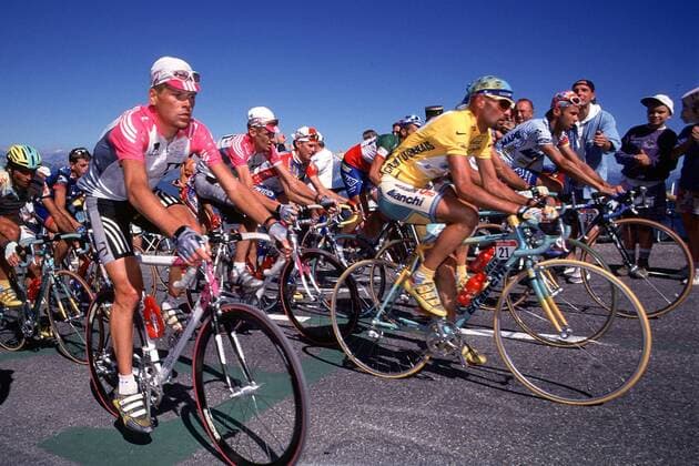 Marco Pantani (in Gelb, Italien) vom Team Mercatone Uno und Jan Ullrich (li., Deutschland) vom Team Deutsche Telekom nebeneinander an der Spitze des Feldes an einem Anstieg Radsport Herren Radrennen, Straßenradsport 1998, Profi, Profis, Profirennen, Radrennsport, Straße, Straßenrennen Gruppe Dynamik,