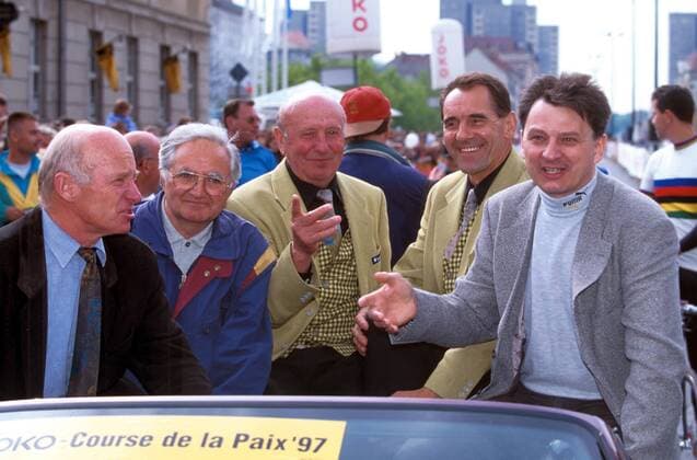 v.r.: Bernd Drogan, Richard Szurkowski (Polen), Jan Vesely (Tschechien), Bernhard Eckstein, alles ehemalige erfolgreiche Radsportler des Ostblocks, auf einer Ehrenrunde in offener Limousine Radsport Herren Internationale Friedensfahrt 1997, Rad, Amateure, Radrennen, Straße, Straßenrennen, Radrennsport Gruppe Straßenradsport, Amateurrennen Potsdam Harmonie, Freude,