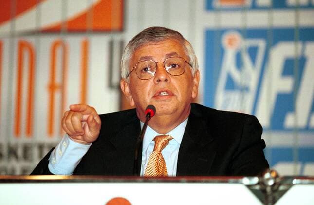 David J. Stern, NBA-Commissioner, am Mikrofon Basketball EC 1 Herren FIBA, Europaliga, Saison 1998 1999, Final Four, Euroliga, Europa-Liga, Finale, Finalturnier, Cup Einzelbild Olympiahalle München Nachdenklichkeit,