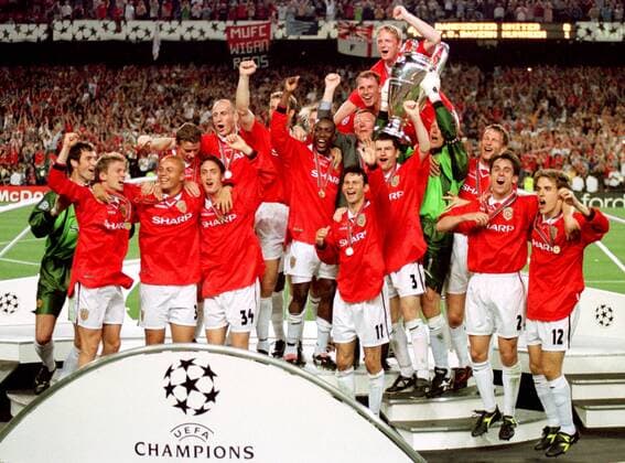 ManU feiert: v.l. TW Raimond van der Gouw, Blomqvist, Wesley Brown, Jonathan Greening (34), Solskjaer, Stam, Johnsen, Yorke, Coach Ferguson, Nicky Butt, David May (oben), Giggs (vorn), Irwin, Schmeichel, Sheringham (hinten), Gary Neville, Phil Neville Fußball EC 1 Herren Champions League 1998 1999, Endspiel, Finale, Manchester United (England), Sieg, Sieger, Siegerfoto, Totale Barcelona Glück, Begeisterung, Freude, Kameradschaft,
