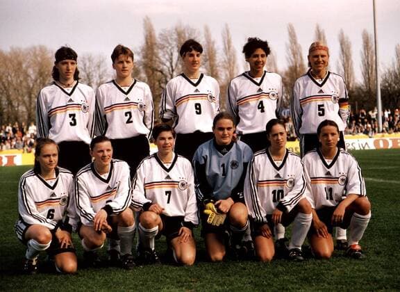 Das Deutsche Frauen-Nationalteam: h.R.v.l. Stefanie Gottschlich, Tina Wunderlich, Birgit Prinz, Steffi Jones, Kapitän Doris Fitschen, v.R. Melanie Hoffmann, Pia Wunderlich, Ariane Hingst, Nationaltorhüterin Nadine Angerer, Renate Lingor und Inka Grings Fußball Länderspiel Damen Nationalmannschaft 1999, Frauennationalmannschaft, Nationalteam, Frau, Frauenfußball, Frauen Gruppe Holzwickede