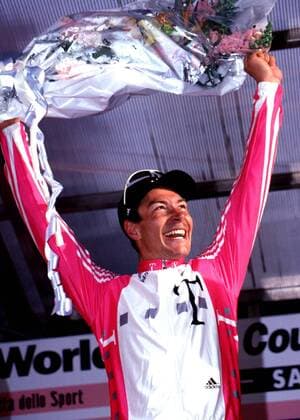 Erik Zabel (Deutschland, Team Telekom) ist zum 3. Mal der lachende Sieger von Mailand-San Remo Radsport Herren Radklassiker Mailand - San Remo 2000, Klassiker, Rad, Radrennen, Straße, Straßenradsport, Einzelbild Mailand Glück, Begeisterung, Freude,