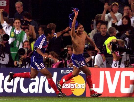 Fußball, EM Finale 2000 in Rotterdam, Frankreich - Italien 2-1 n.V. Thierry Henry (li.) und David Trezeguet (beide Frankreich) jubeln nach dem Golden Goal Fußball EM Herren Europameisterschaft 2000, Nationalmannschaft, Nationalteam, Nationaltrikot, Länderspiel, Finale Gruppe De Kuip Rotterdam Glück, Begeisterung, Freude,