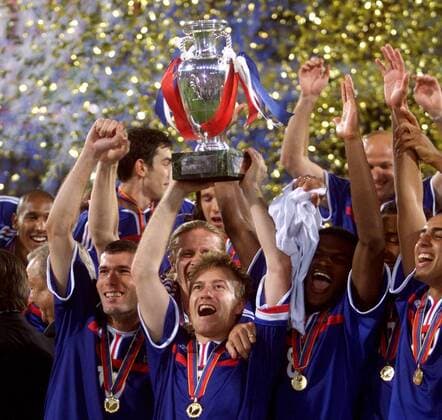 V. li.: Zinedine Zidane, Emmanuel Petit, Didier Deschamps (mit Pokal), Marcel Desailly und Trezeguet (alle Frankreich) beim Siegesjubel Fußball EM Herren Europameisterschaft 2000, Nationalmannschaft, Nationalteam, Nationaltrikot, Länderspiel, Finale Gruppe De Kuip Rotterdam Glück, Begeisterung, Freude,