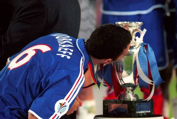 Fußball, EM Finale 2000 in Rotterdam, Frankreich - Italien 2-1 n.V. Youri Djorkaeff (Frankreich) küßt den Pokal Fußball EM Herren Europameisterschaft 2000, Nationalmannschaft, Nationalteam, Nationaltrikot, Finale, Endspiel Einzelbild De Kuip Rotterdam Glück, Freude, Komik,