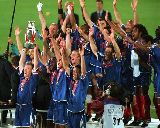 Fußball, EM Finale 2000 in Rotterdam, Frankreich - Italien 2-1 n.V. Die französischen Europameister um Kapitän Didier Deschamps (mit Pokal) präsentieren überglücklich die Trophäe Fußball EM Herren Europameisterschaft 2000, Finale, Endspiel, Länderspiel, Nationalmannschaft, Nationalteam Totale De Kuip Rotterdam Glück, Freude, Begeisterung,