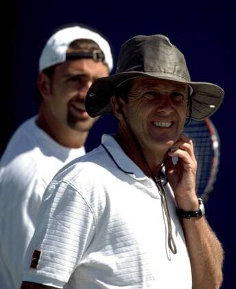 Bob Brett, der Trainer von Nicolas Kiefer, skeptisch Tennis Herren Australian Open 2000, Grand Slam, WTA-Tour, Hartplatz, Hardcourt, Hartplatztennis, Hartplatzturnier, Gruppe Flinders Park Melbourne Skepsis, Nachdenklichkeit