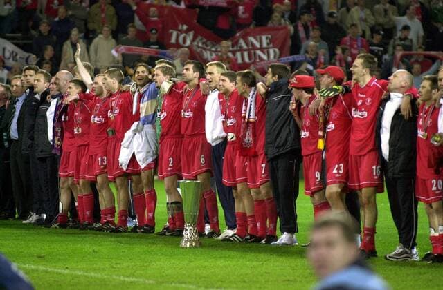 Mannschaftsjubel Liverpool, v.re.: Nick Barmby, x, Dietmar Hamann, Jamie Carragher, Robbie Fowler, Jamie Redknapp, Vladimir Smicer, Gregory Vignal, Sami Hyypiä, Markus Babbel, Stephane Henchoz, Patrik Berger, Steven Gerrard, Danny Murphy, Michael Owen, Gary McAllister, x, Christian Ziege und Trainer Gerard Houllier Fußball EC 3 Herren UEFA-Cup 2000 2001, Europapokal: FC Liverpool Totale Westfalenstadion Dortmund Harmonie, Freude,