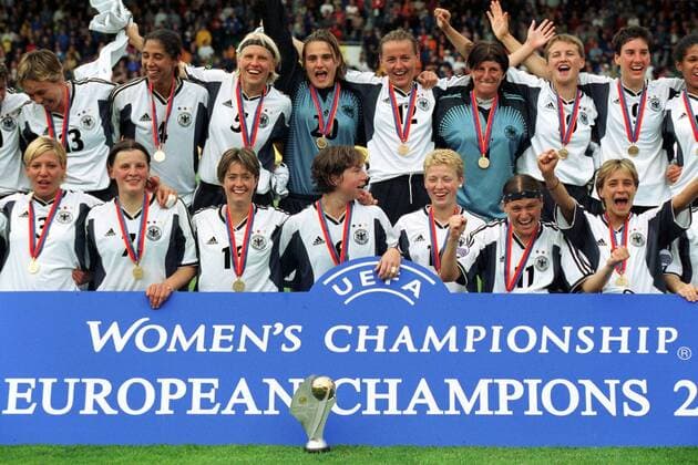 Europameister Deutschland: hinten v.li. Sandra Minnert, Steffi Jones, Doris Fitschen, Torfrau Nadine Angerer, Claudia Müller, Torfrau Silke Rottenberg, Tina Wunderlich, Birgit Prinz, vorn Linda Bresonik, Pia Wunderlich, Renate Lingor, Maren Meinert, ... Fußball EM Damen Europameisterschaft 2001, Frauen, Frauenfußball, Frauennationalmannschaft, Länderspiel, Finale, Vneg Totale Donaustadion Ulm Freude, Begeisterung,