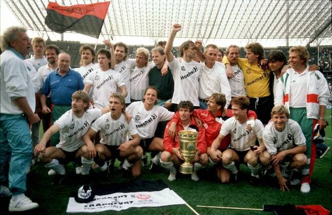 Fußball, DFB-Pokalfinale 1987 1988, Eintracht Frankfurt - VfL Bochum Mannschaftsbild Eintracht Frankfurt, hinten v. li.: Torwart Ernst, Masseur Meinl, Betreuer Hübler, Balzis, Sievers, Schlindwein, Heitkamp, xxx, Körbel, Kraaz, Schulz, Stein, Haub, Co-Trainer Zahnleitner; vorn: Trainer Feldkamp, Binz, Kostner, Klepper... Fußball 1. BL Herren DFB-Pokal 1987 1988, Pokalspiel, Finale, Endspiel, Pokalfinale, Pokalendspiel Totale Berlin Freude,
