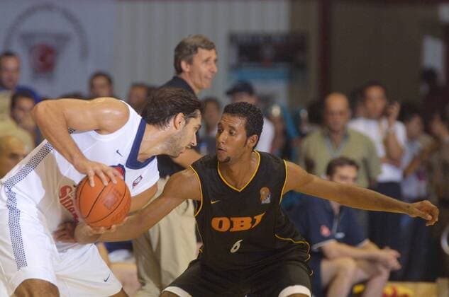 EuroBasket 2022, DBB, Historie, EM - Historie Stefano Garris (re., Deutschland) gegen Marko Jaric (Jugoslawien) Basketball EM Herren Eurobasket 2001, Europameisterschaft, Länderspiel, Nationalmannschaft, Nationalteam, Nationaltrikot Gruppe Anfa Expo Center Antalya Dynamik,